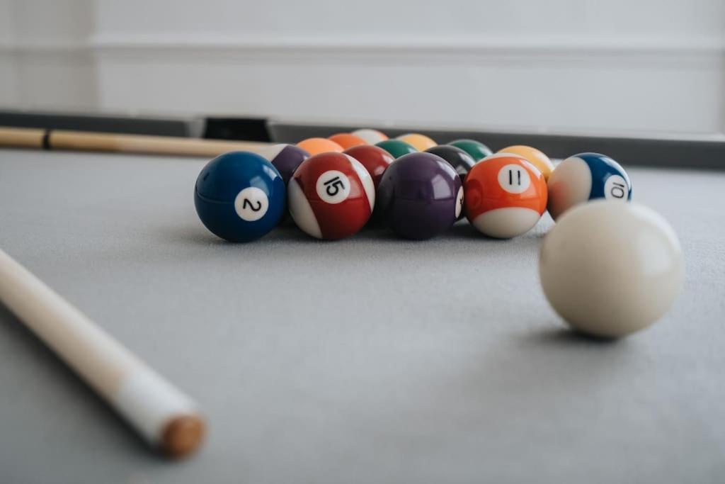 Spacious 3br - Pool Table - Games - Sleeps 9 Holiday home
