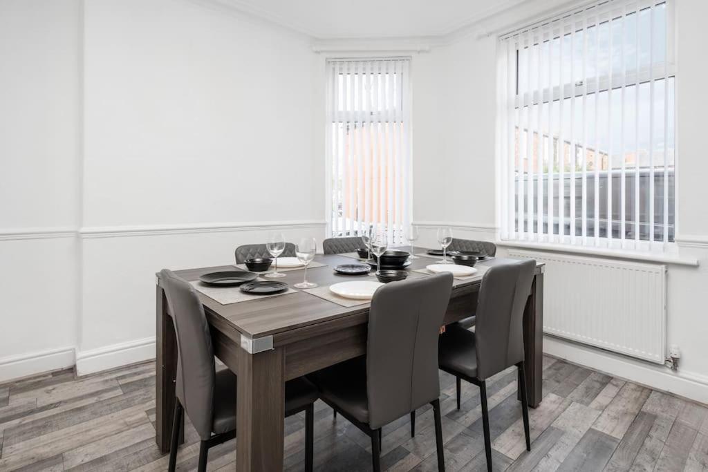Spacious 3br - Pool Table - Games - Sleeps 9 Holiday home Manchester